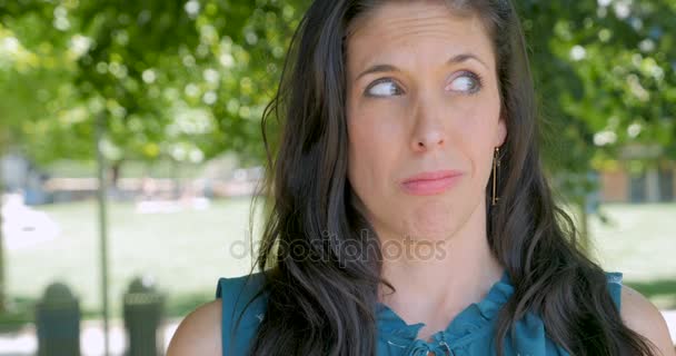 Nervoso mulher paranóica assustada olhando ao redor assustado — Vídeo de Stock