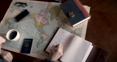 Harita ve yazma turistik yerler seyahat yerler bulma hipster adam