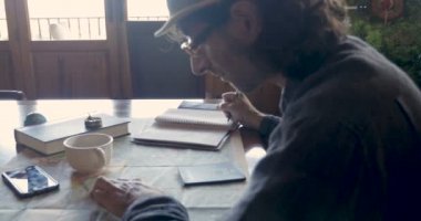 Adam bir dünya harita bulgu, bakan seyahat hedefleri ve bir kitap yazma