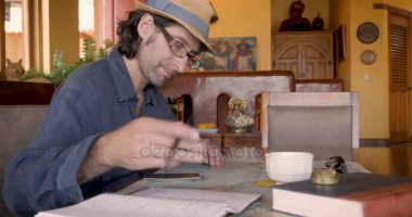 Yakışıklı adam gezi yerleri harita ve telefon ile araştırma