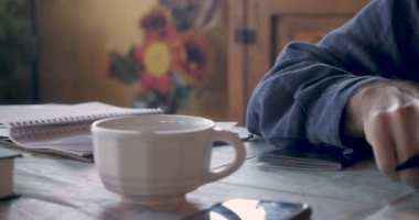 Bir harita gözden geçirilmesi ve turistik yerlerin bir günlüğe yazma çekici adam