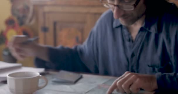 지도 펜으로 그의 다음 모험을 계획 hipster 남자의 밀어 — 비디오