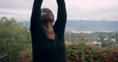 Aktif Bebek boomer Afrikalı-Amerikalı kadın egzersiz Yoga güneşi selamlama pozlar