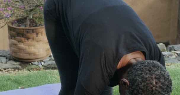 Активних старшим жінка робити пози йоги низькою lunge — стокове відео