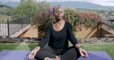 Afro-Amerikan yaşlı kadın sessizce bacakları ile arabuluculuk oturuyordu geçti