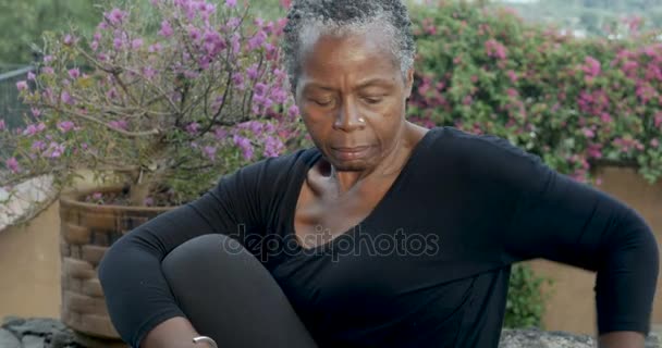 African American baby boomer kobieta Przeprowadzka do jogi pół kręgosłupa twist — Wideo stockowe