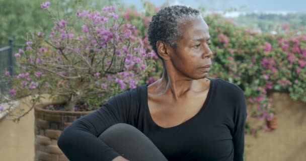Atraktivní starší africká americká žena drží jógy sedí představovat — Stock video