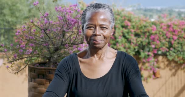 Ritratto di una bella donna anziana afroamericana sorridente per la macchina fotografica — Video Stock