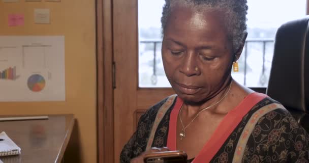 Atractiva mujer afroamericana usando su aplicación de tecnología de teléfonos inteligentes — Vídeos de Stock