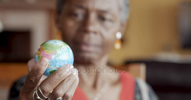 Enfoque en rack de atractiva mujer mayor afroamericana mirando el mundo — Vídeos de Stock