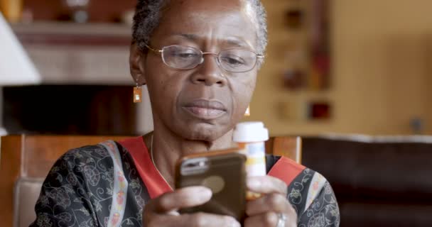 Happy černá žena doplňování její léky na předpis online pomocí chytrého telefonu