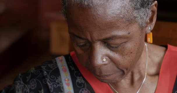 Mujer negra madura llenando el diagrama de historia médica sobre el dolor — Vídeo de stock