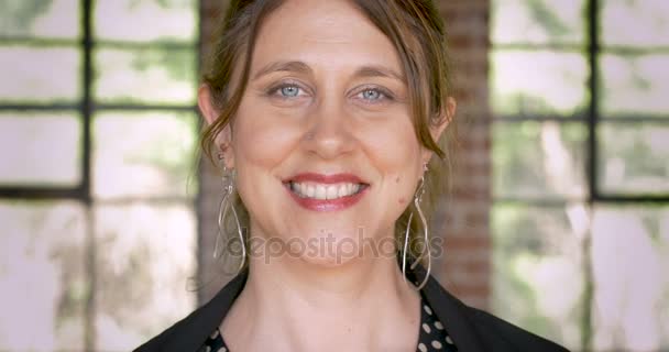 Ritratto di una donna sicura e sexy sorridente per la macchina fotografica — Video Stock