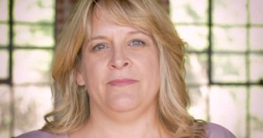 İki yaşasın vererek heyecanlı sarışın beyaz kadın portresi