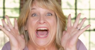 O kazandı ya da bir kazanan olumlu duygu gösterilen güzel sarışın kadın