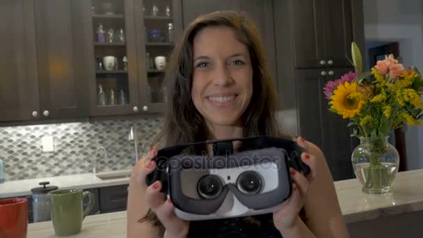 Привлекательная молодая женщина тысячелетия надевает VR гарнитуру на зрителя - пов — стоковое видео