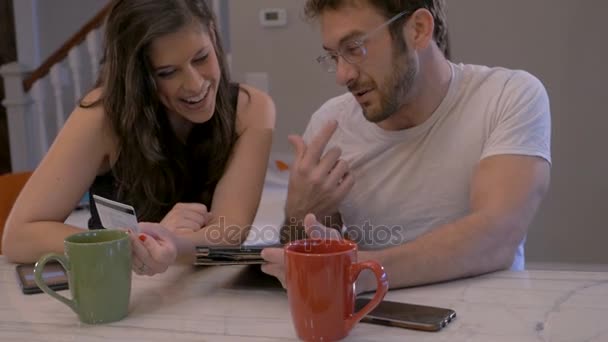 Pohledný muž a krásná žena společně nakupovat online v jejich domově — Stock video