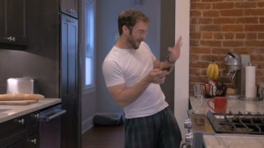 Onun cep telefonu dans onun mesajları seyir ve kahve içme dostum