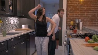 Pijamaları içinde onların ev mutfak dans bir çekici çift