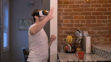 Kullanarak VR kulaklık sanal yuvarlak hayali bir kalabalık için yüksek Beşli veren adam