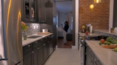 Kadın onun mesajları ve bildirimler okurken onun akıllı telefon ile dans