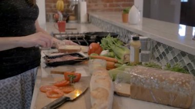 Güzel kadın sağlıklı sandviç ev mutfağında