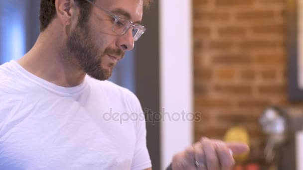 Schöner Mann, der morgens in seiner Wohnung Tabletten nimmt — Stockvideo