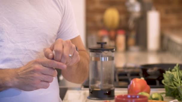 Mann mit Bart nimmt Tabletten aus Flasche in den Mund — Stockvideo