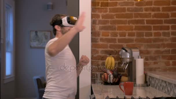 Hombre usando auriculares VR dando una ronda virtual de chocos a una multitud imaginaria — Vídeos de Stock