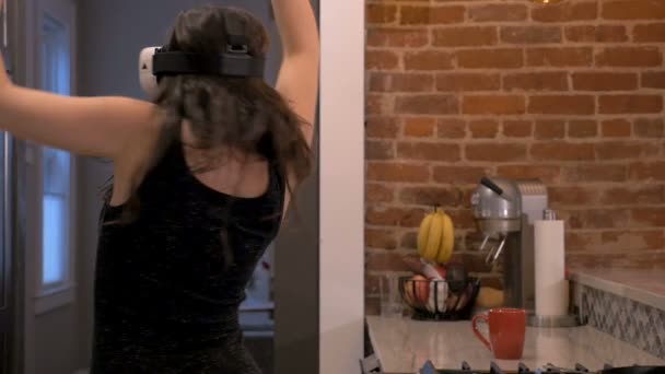 Красивая женщина 30 лет танцует с VR гарнитурой, как на музыкальном концерте — стоковое видео