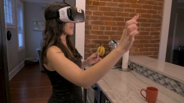 Widok z boku kobiety, zakupy, noszenie zestawu słuchawkowego wirtualnej rzeczywistości — Wideo stockowe