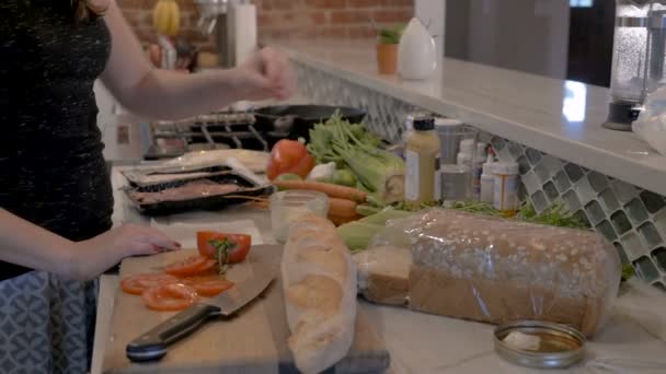 Nő, ami egy szendvicset ebédre, egészséges, friss zöldségek és a kenyér — Stock videók