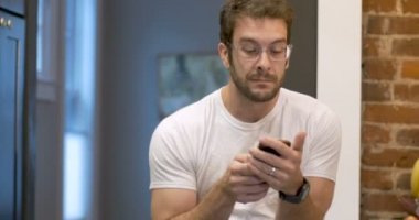 Başarılı gururlu genç adam onun akıllı telefon bildirimleri silme ile dans