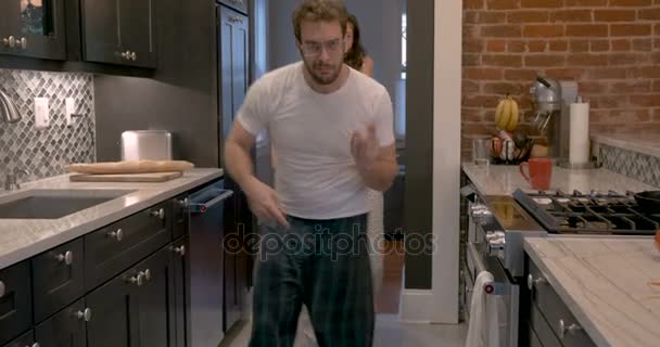 Amusant aimant homme et femme dansant pour la caméra portant un pyjama — Video
