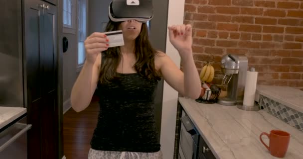 Mujer que acude a una tienda de realidad virtual con su tarjeta de crédito — Vídeo de stock