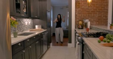 Cep telefonu ile kahve yudumlarken dans bir kadının itin