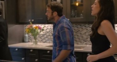 Genç çift Emlakçı ile ev satın