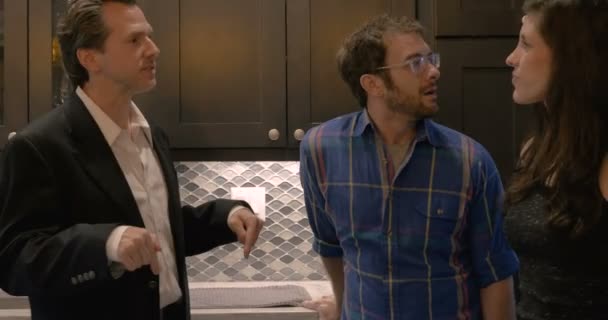 Agent immobilier expliquant une cuisine moderne à un couple perspective achat 