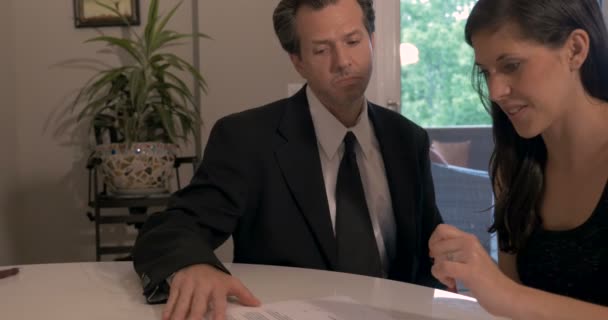 Тенистый лживый лживый бизнесмен, дающий документы женщине на подпись — стоковое видео
