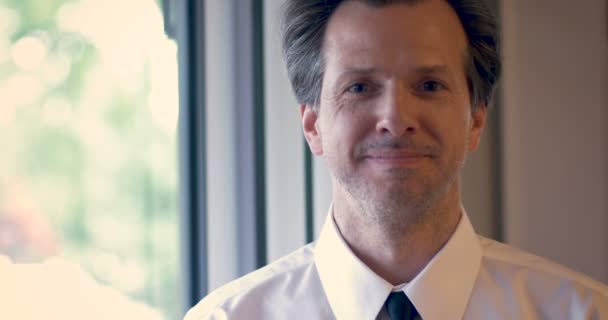 Portrait d'homme attrayant avec une chemise et cravate hochant la tête et souriant — Video