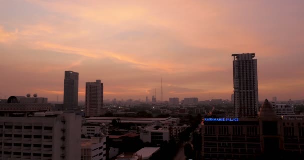 Time-lapse van zonsondergang tegen de skyline in de buurt van Ari in Bangkok, Thailand — Stockvideo