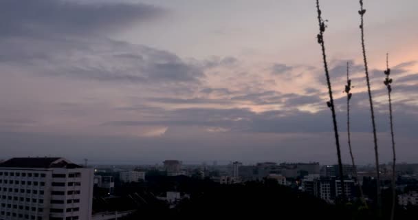 Zeitraffer des Sonnenaufgangs vor der Skyline von Chiang Mai in Thailand. — Stockvideo