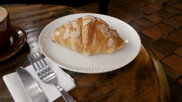 Tira fuori un caffelatte caldo o un cappuccino e dei croissant alle mandorle — Video Stock