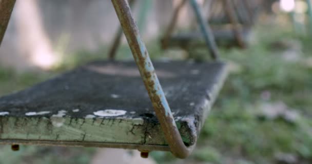 Gros plan d'une vieille balançoire en bois pourrissant avec moisissure et champignon 
