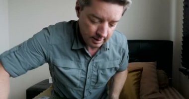 Adam onun Bagaj paketleme tamamlandıktan ve seyahat bilgi için akıllı telefonunu denetler