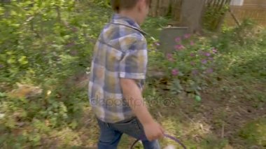 Kamera bir genç şirin 4-5 yıl yaşlı çocuk bir Paskalya yumurtası bulma izler