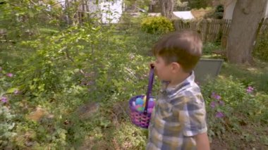 Paskalya yumurta Paskalya yumurtası avı sırasında bulmak mutlu küçük boy gülümseyerek