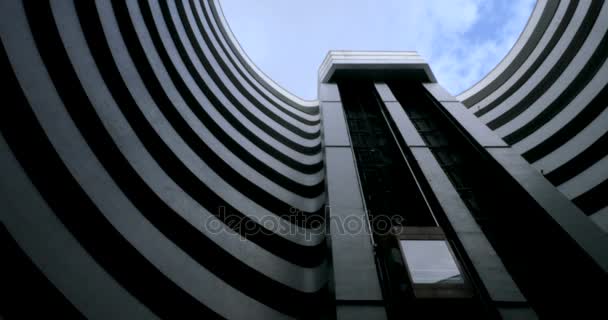 Estabelecendo tiro de um elevador subindo um edifício redondo futurista — Vídeo de Stock