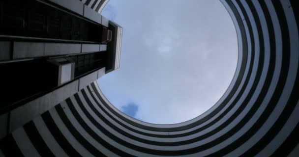 Založení záběr na obloze vidět skrze kulaté futuristické mrakodrap