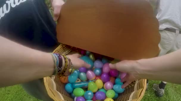 POV das mãos de uma mulher chegando em uma cesta de Páscoa e agarrando ovos — Vídeo de Stock